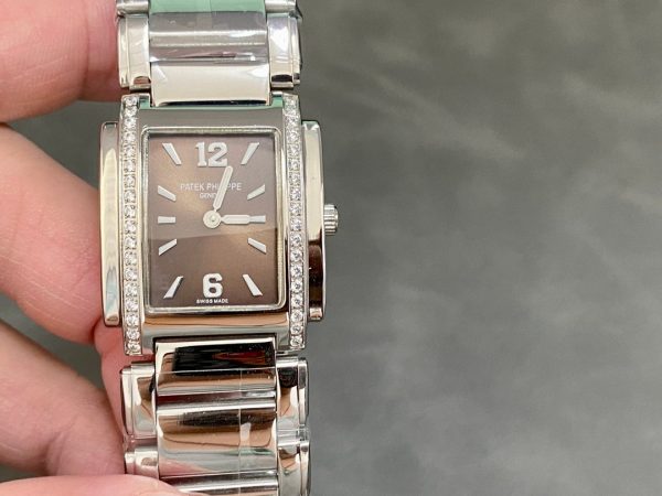 Patek Philippe Twenty-4 4910 1200A 010 Ladies Quartz 25x30mm