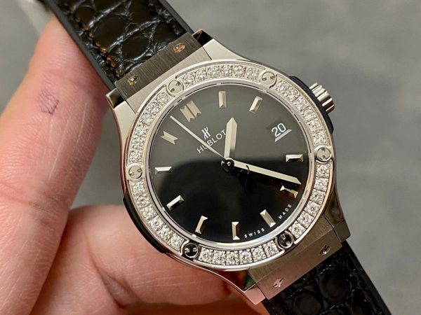 Hublot Classic Fusion 581.NX.1171.LR.1104 33mm Lady Watch
